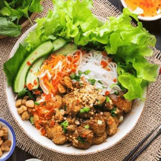 Saigon Vermicelli w Pork & Egg Roll